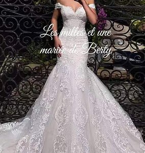 CORALIE Robe de mariée élégante en dentelle sirène, hors épaule, sans manches col V, balayage pinceau, dos nu avec zipper. Berty Events Wedding planner & Boutique en ligne | www.bertyevents.com