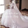 JARDA Robe de mariée princesse, avec traine , dentelle perlées, manches bateau avec fente devant .avec décor. Berty Events Wedding planner & Boutique en ligne | www.bertyevents.com