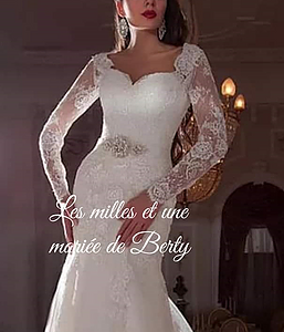 JULIE Robe de mariée, dentelle manches longues, avec ceinture sur la taille, petite ouverture au dos devant découpe en cœurBerty Events Wedding planner & Boutique en ligne | www.bertyevents.com